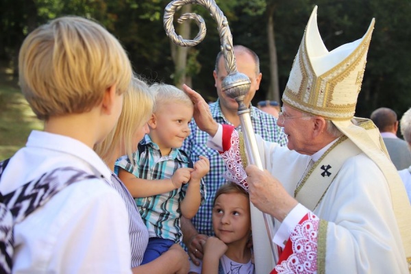 arcybiskup błogosławi dzieci